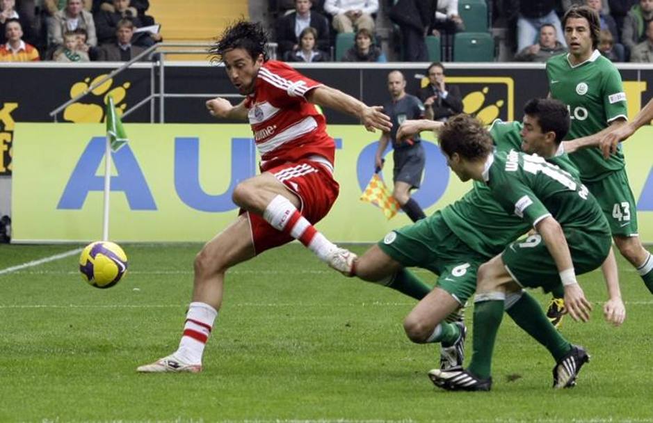 Toni in gol con la maglia del Bayern (qui contro il Wolfsburg nel 2009), con cui ha vinto una Bundesliga, una Coppa di Germania e una Coppa di Lega tedesca. Reuters